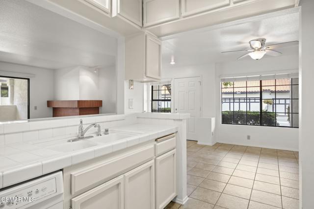 1923 Majorca Drive, Oxnard CA: https://media.crmls.org/mediaz/f8c6ebfc-ca5f-48f5-b0b9-870a4f3d771f.jpg