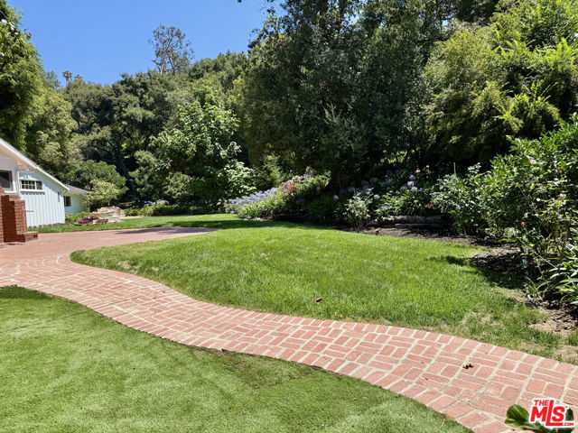 1754 Mandeville Canyon Road, Los Angeles CA: https://media.crmls.org/mediaz/f8c7a3c2-3ccb-4bf0-848f-f89036ebac09.jpg