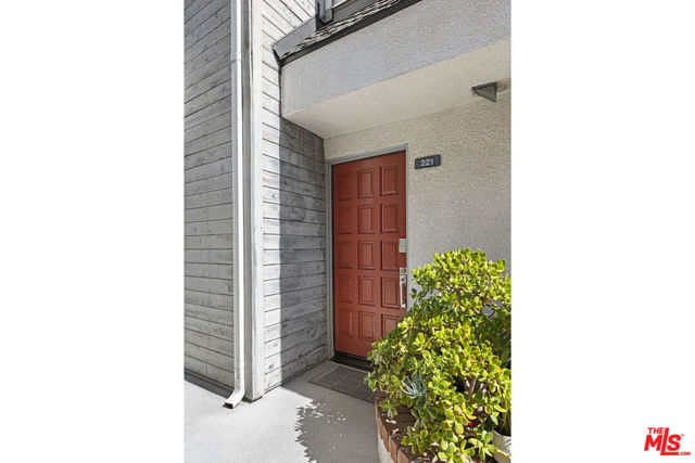 618 North Howard Street, 221 photo 4