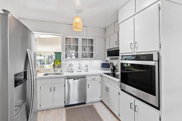 2061 Oakley Avenue, Menlo Park CA: https://media.crmls.org/mediaz/f8ca4b22-818d-44a6-905a-2f0015725304.jpg