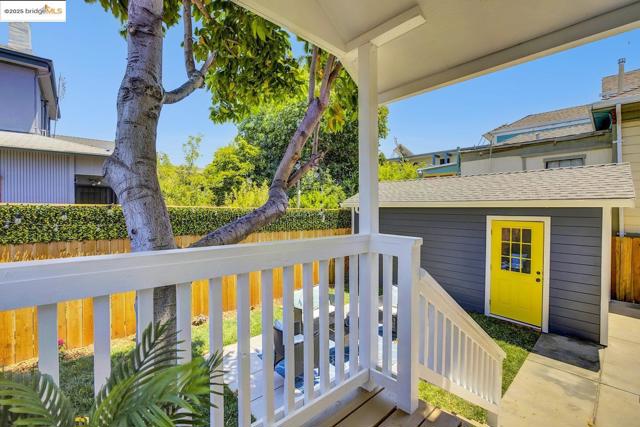 812 Foothill Blvd, Oakland CA: https://media.crmls.org/mediaz/f8ca99be-c54f-44e7-82bf-dc7c8c8894d7.jpg