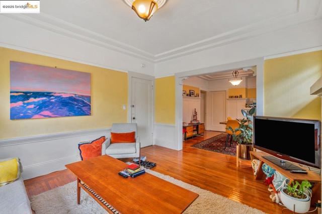 5537 Claremont Ave, Oakland CA: https://media.crmls.org/mediaz/f8cb2ce6-a775-493c-9b2b-5bef78d7e10a.jpg
