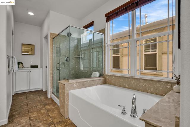 1623 Fortmann Way, Alameda CA: https://media.crmls.org/mediaz/f8cb4e9f-5197-484b-8391-bdefbcba5646.jpg