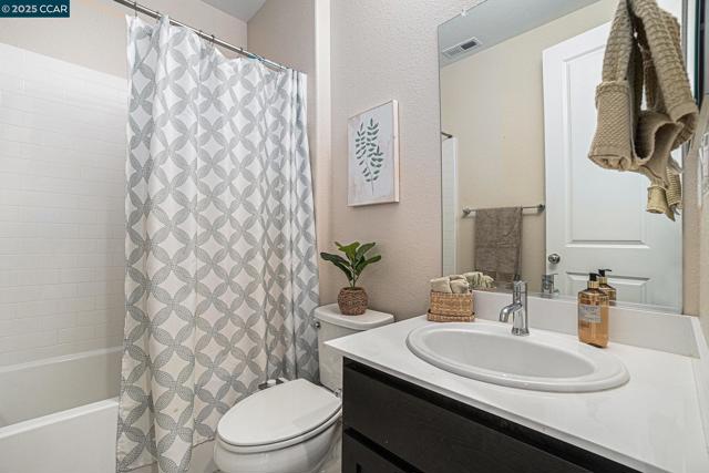 208 Littleton St, Oakley CA: https://media.crmls.org/mediaz/f8cb584d-7b6f-41b5-80d6-3391de75bfc7.jpg