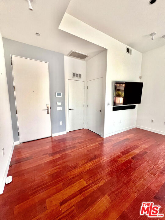 1200 N Sweetzer Avenue, West Hollywood CA: https://media.crmls.org/mediaz/f8cbe99d-95b9-4beb-bcf8-b448cdbfbc68.jpg