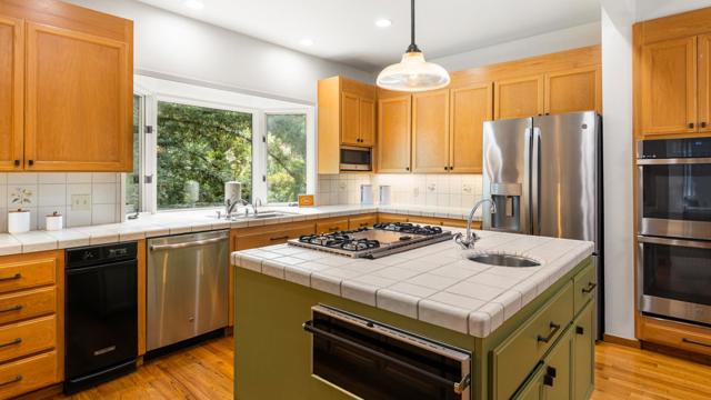 760 La Mesa Drive, Portola Valley CA: https://media.crmls.org/mediaz/f8cbeea2-4aa0-4210-9bc2-1b31cef2611c.jpg