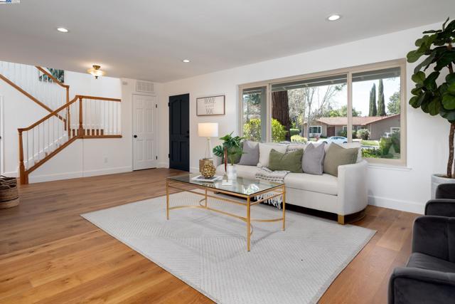 310 Trestle Glen Ct, Walnut Creek CA: https://media.crmls.org/mediaz/f8ccab51-4f36-479d-a2ce-5995db9b38ce.jpg