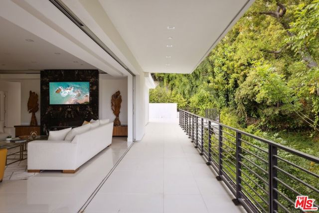 1124 Summit Drive, Beverly Hills CA: https://media.crmls.org/mediaz/f8ccd96d-2d69-442a-babb-97062af6aa4d.jpg
