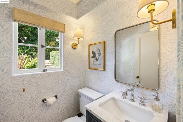 5701 La Salle Ave, Oakland CA: https://media.crmls.org/mediaz/f8ccebba-2e96-483b-8e57-48e5b995747f.jpg