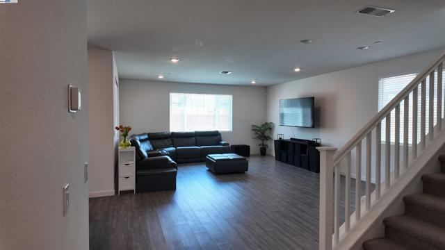 17516 Gemini Ct, Lathrop CA: https://media.crmls.org/mediaz/f8cd3585-eb9e-4e9c-85e9-bdf36ee27667.jpg