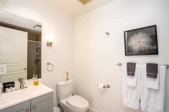 1000 Genter St, La Jolla CA: https://media.crmls.org/mediaz/f8cdf9f8-0267-45c1-9555-6e119c529d8b.jpg