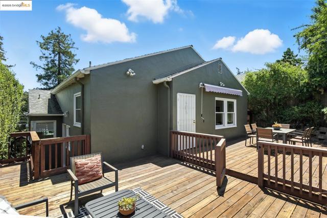 4007 Lyman Rd, Oakland CA: https://media.crmls.org/mediaz/f8ce94f1-fafc-4ae7-a5ec-aaae18c12345.jpg