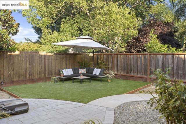 1030 Orchid Dr, Brentwood CA: https://media.crmls.org/mediaz/f8cf2e3e-b53c-48c7-a22c-6a396b938a4a.jpg