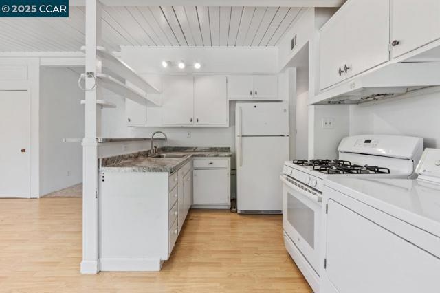 212 Towers Dr, Pacheco CA: https://media.crmls.org/mediaz/f8cfe9f5-d37e-43c5-877a-5b98881abc35.jpg