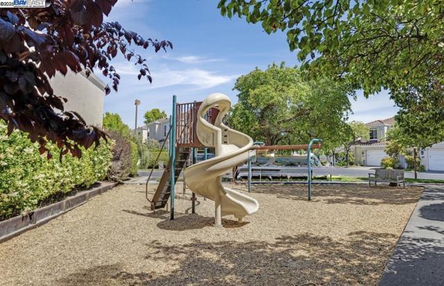 131 Diapian Bay, Alameda CA: https://media.crmls.org/mediaz/f8d0ada4-a24f-47ef-bd1f-108900db354d.jpg