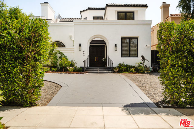 609 21st Place, Santa Monica CA: https://media.crmls.org/mediaz/f8d14c91-91db-4ab7-aad8-281b08f21ac9.jpg