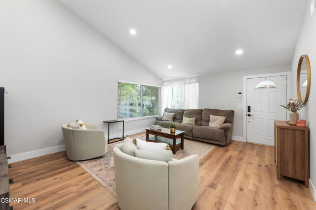 3268 Hilldale Avenue, Simi Valley CA: https://media.crmls.org/mediaz/f8d16aeb-3f0e-4a51-8b5b-7664c2027382.jpg