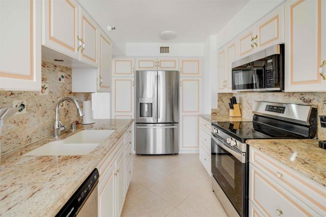1820 Avenida Del Mundo, Coronado CA: https://media.crmls.org/mediaz/f8d21912-d155-4001-aef9-5714d10db9d9.jpg