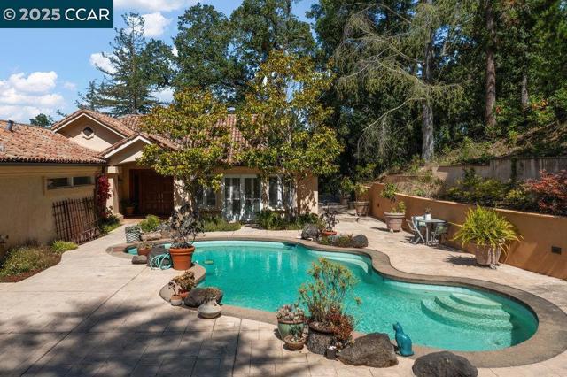 3949 Canyon Dr, Lafayette CA: https://media.crmls.org/mediaz/f8d25e2d-3420-4424-84be-3d43304a56ea.jpg