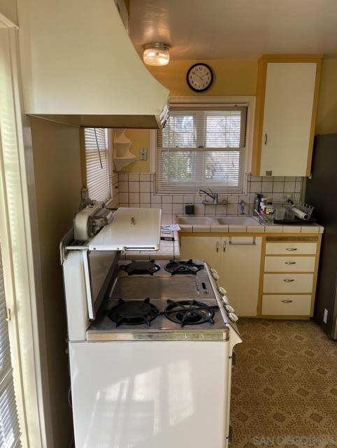 270 Madrona Street, Chula Vista CA: https://media.crmls.org/mediaz/f8d2878d-3c78-4ca7-b73d-be8982edc4d8.jpg