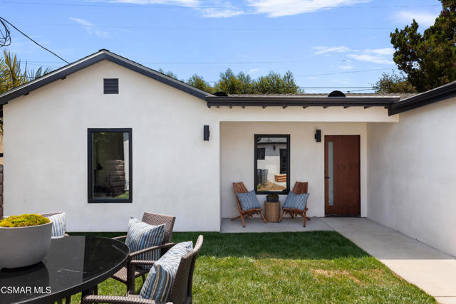 14322 W Collins Street, Sherman Oaks CA: https://media.crmls.org/mediaz/f8d3c2c5-75f5-4c49-9f95-6c208480f387.jpg