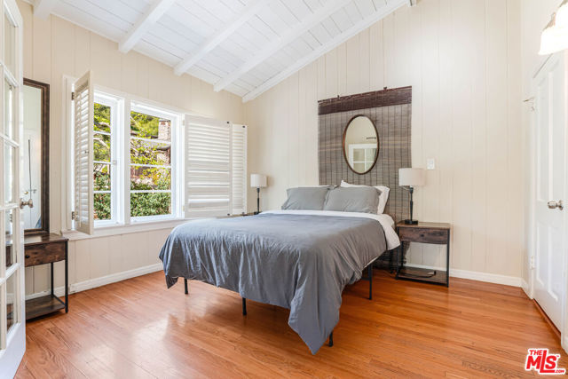 10306 Seabury Lane, Los Angeles CA: https://media.crmls.org/mediaz/f8d4a15b-277b-4997-9182-957fca3e7c96.jpg