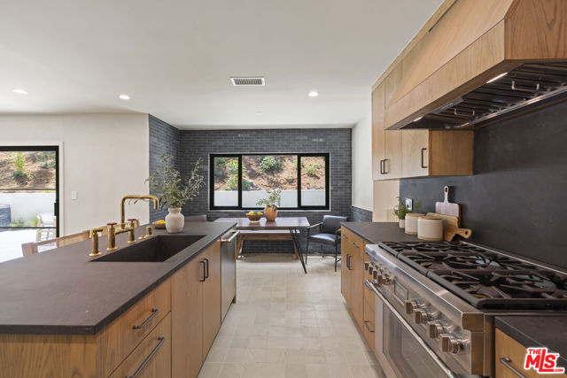 11268 Dona Lola Drive, Studio City CA: https://media.crmls.org/mediaz/f8d58346-c5ad-48dc-a836-c3039037a2e4.jpg