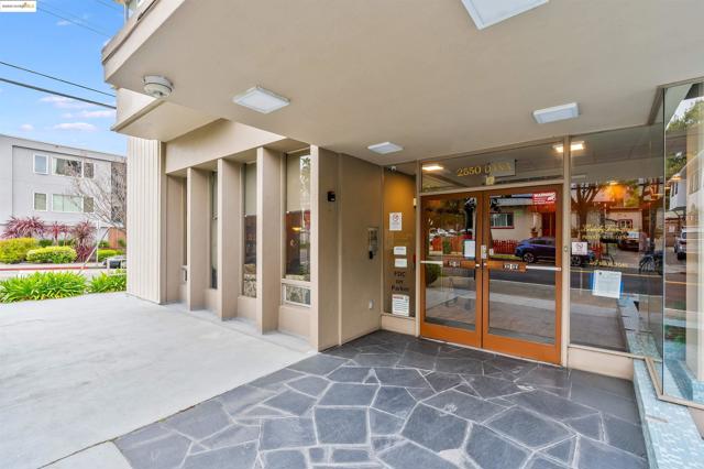 2550 Dana St, Berkeley CA: https://media.crmls.org/mediaz/f8d5d3e3-a032-4c82-87f1-bd84882445c8.jpg
