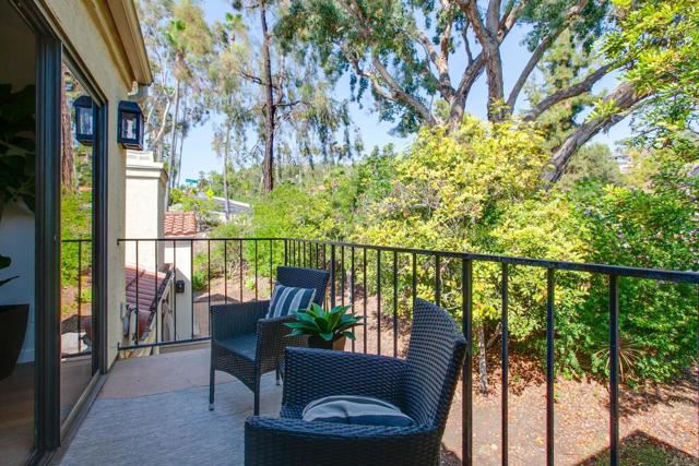 3160 Calle Viento, Carlsbad CA: https://media.crmls.org/mediaz/f8d63456-7877-4508-a1e0-7d7e3699828a.jpg