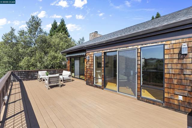 25 Watchwood Ct, Orinda CA: https://media.crmls.org/mediaz/f8d6e432-9fb8-41cf-b306-249d4295fe17.jpg