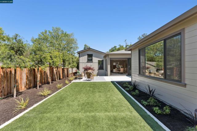 951 Yorkshire Ct, Lafayette CA: https://media.crmls.org/mediaz/f8da135a-3b00-4e00-909c-f887b7b9e4ba.jpg