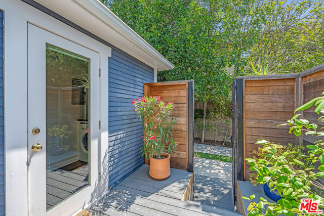 7024 De Longpre Avenue, Los Angeles CA: https://media.crmls.org/mediaz/f8db1151-7ee3-4093-a406-2d63895fc3a5.jpg