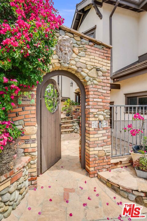 22252 W ALTA Drive, Topanga CA: https://media.crmls.org/mediaz/f8dbfc29-4ca4-4e98-8142-da2ef4a29b7d.jpg