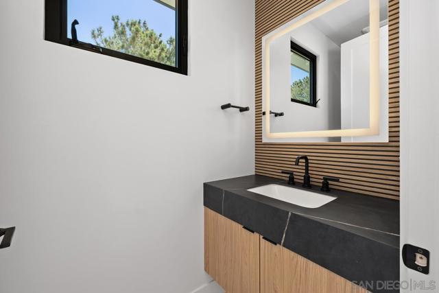 1009 Arcadia Road, Encinitas CA: https://media.crmls.org/mediaz/f8df3db2-b83e-4d1c-bb19-a847f6980b14.jpg