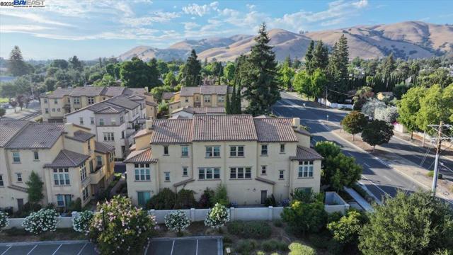 93 Catania Cmn, Fremont CA: https://media.crmls.org/mediaz/f8dfab85-3e7a-448b-b020-0e101d9ddb7b.jpg