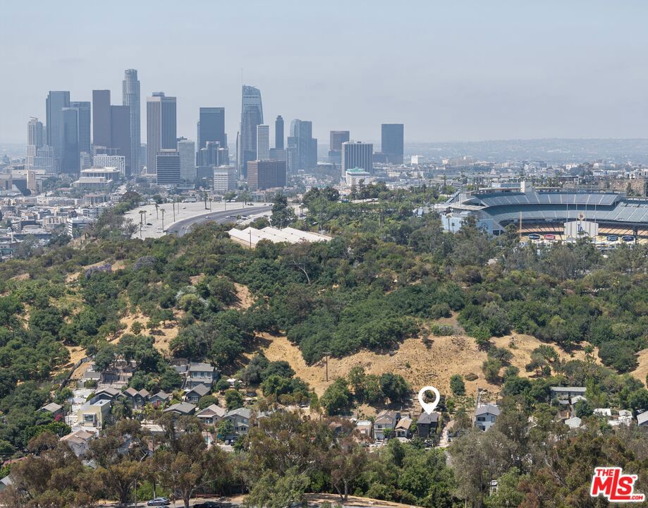 https://media.crmls.org/mediaz/f8e04cdc-d242-4d8f-818d-6633f7246e86.jpg?preset=X-Large