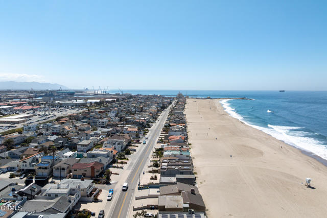 1905 Ocean Drive, Oxnard CA: https://media.crmls.org/mediaz/f8e0698f-02b8-464c-8ccc-d233dc0aae5e.jpg