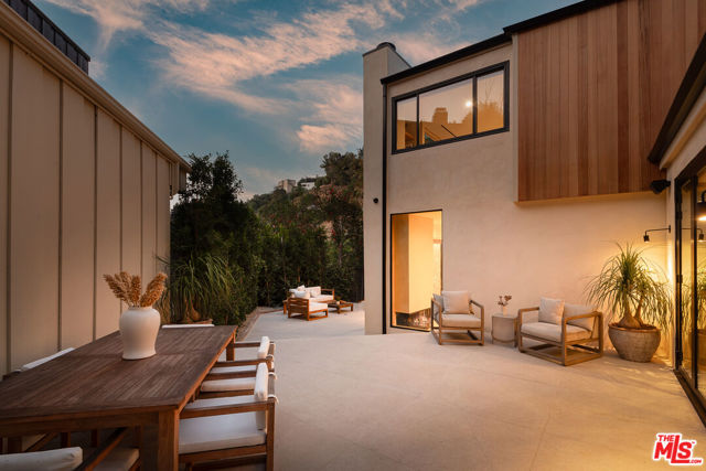 3977 Oeste Avenue, Studio City CA: https://media.crmls.org/mediaz/f8e0e0e9-c54f-4a54-a6bd-2f8c99a2bc3b.jpg