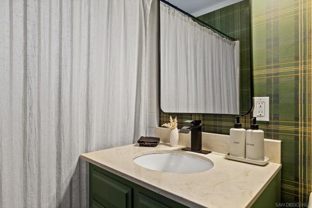 720 Buckingham Sq, Lake Arrowhead CA: https://media.crmls.org/mediaz/f8e2112a-ab12-4a5b-ba24-9c78cab810d2.jpg
