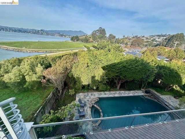 20 Bayshore TER, Tiburon CA: https://media.crmls.org/mediaz/f8e24295-36ec-45c9-a0ec-0230aeb25cc7.jpg