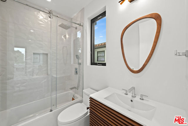 2631 Castle Heights Place, Los Angeles CA: https://media.crmls.org/mediaz/f8e29e10-5242-4561-9427-c7d8258ba2d0.jpg