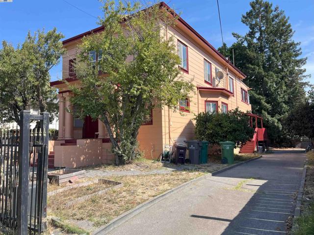 2324 9Th Ave, Oakland CA: https://media.crmls.org/mediaz/f8e2a9c2-e81d-4a97-a2aa-1d4e05d5fc90.jpg