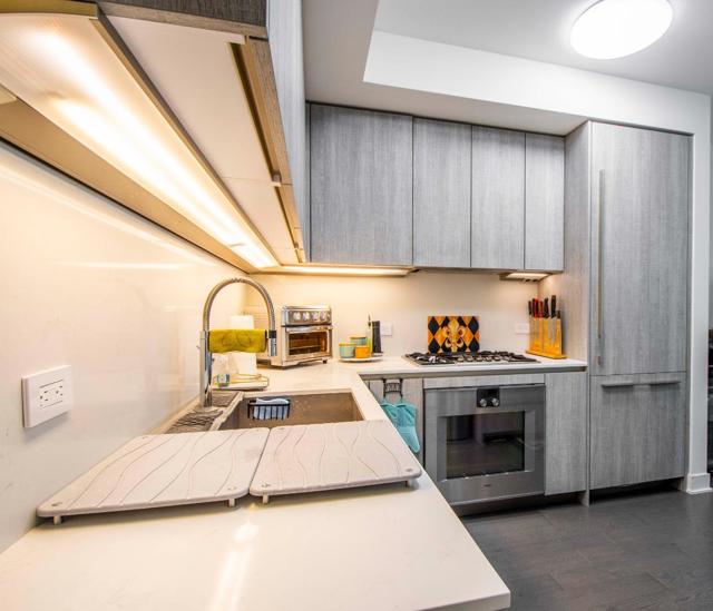 318 Main Street, San Francisco CA: https://media.crmls.org/mediaz/f8e30872-5a4a-4d0e-8727-0c87321f6063.jpg