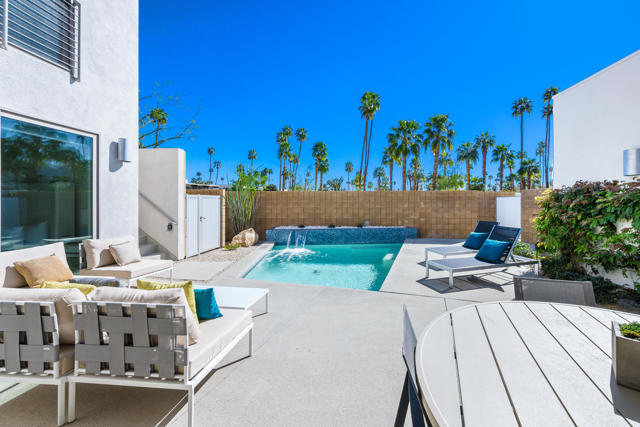970 Oceo S Circle, Palm Springs CA: https://media.crmls.org/mediaz/f8e32aad-e78e-454b-9844-f6a50337a12b.jpg