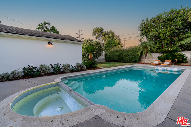 5056 Greenbush Avenue, Sherman Oaks CA: https://media.crmls.org/mediaz/f8e39bd6-ebd2-4293-b258-33ac075b82f0.jpg