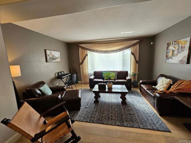 2856 Falling Waters Court, Chula Vista CA: https://media.crmls.org/mediaz/f8e3d501-0ea1-4122-b5b9-027570f8a767.jpg