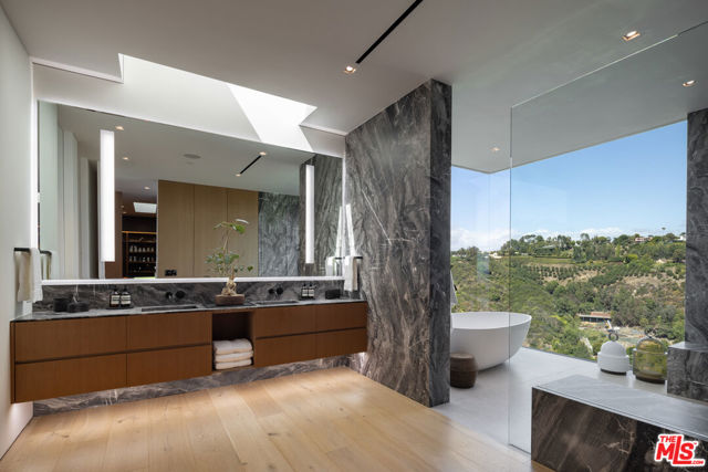 5 Bed Home for Sale in Los Angeles, California