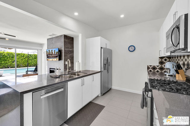 587 N Calle Marcus, Palm Springs CA: https://media.crmls.org/mediaz/f8e4566a-595e-4cef-8497-c021dd27bf61.jpg