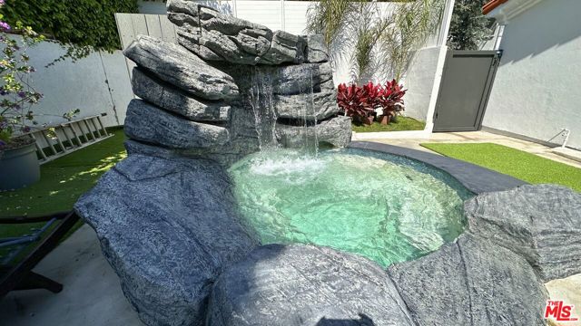 723 10th Street, Santa Monica CA: https://media.crmls.org/mediaz/f8e4ca57-3e40-4c26-b618-30f0762f49f4.jpg