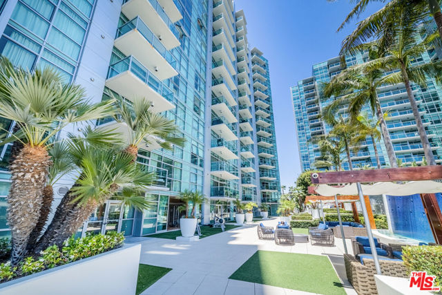 13700 Marina Pointe Drive, Marina del Rey CA: https://media.crmls.org/mediaz/f8e5045c-f8d8-46a9-9291-0dd5288ff898.jpg